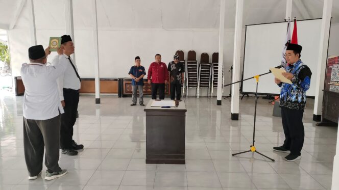 
					PAW: Proses pelantikan Wahyu Putrawadi sebagai  PPS Desa Pajurangan, Kec. Gending oleh KPU Kab. Probolinggo. (foto: Ali Yak'lu)