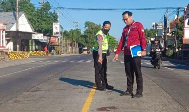 
					OLAH TKP: Petugas Unit Laka Satlantas Polres Probolinggo melakukan olah TKP (foto: Istimewa).