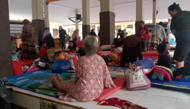 
					BERKEMAS: Para pengungsi di balai Desa Jarit, Candipuro, mulai berkemas dan kembali ke rumah masing-masing. (foto: Asmadi)