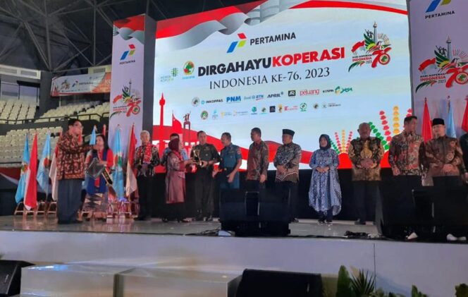 
					Sekda Kota Probolinggo, Ninik Ira Wibawati mewakili walikota menerima penghargaan (Foto: Istimewa).