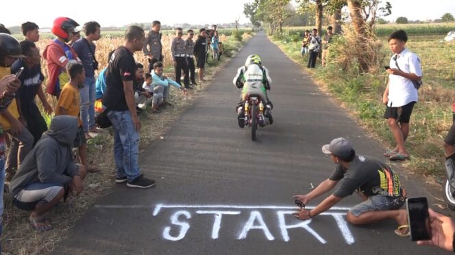 
					Saah satu pembalap sedang bersiap di garis start.