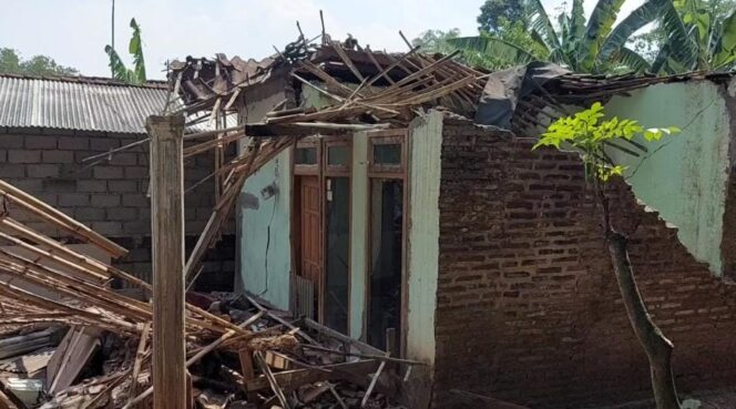 
					PORAK-PORANDA: Kondisi rumah Sutikah yang porak-poranda pasca disapu angin kencang. (foto: Moh. Rois)