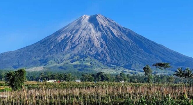 
					FLUKTUATIF: Gunung Semeru di Lumajang sering alami gempa letusan dan lontarkan lava. (foto: Pos pengamatan Gunung Semeru).