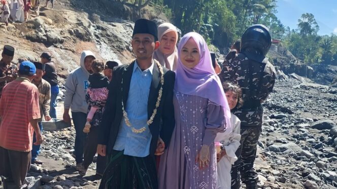 
					TEROBOS: Momen ketika sepasang mempelai melewati jalur lahar Gunung Semeru. (foto: Asmadi)