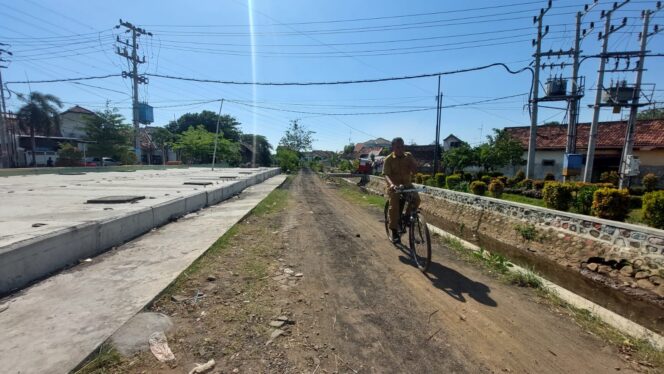 
					SIAP: Lokasi jalan tembus untuk jogging track yang akan digarap Pemkot Probolinggo. (foto: Hafiz Rozani)