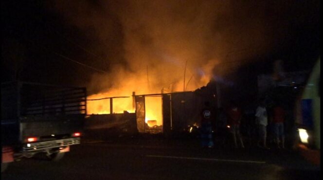 
					LUDES: Si jago merah melalap rumah dan gudang milik juragan rongsokan di Rejoso, Pasuruan. (foto: Moh. Rois)