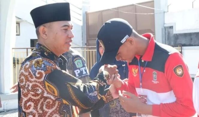 
					PERSIAPAN: Sekda Kabupaten Lumajang, Agus Triyono, memberi arahan kepada peserta pelatihan Paskibraka. (foto: Asmadi)
