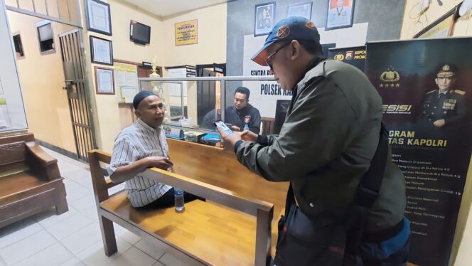 
					MELAPOR: Sopir taksi online, Agus Santoso (63), saat laporan ke Polsek Kademangan. (foto: Hafiz Rozani)