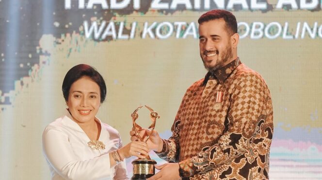 
					Menteri PPPA I Gusti Bintang Darmawati memberikan penghargaan KLA kepada Walikota Probolinggo, Habib Hadi Zainal Abidin (Foto: Istimewa).