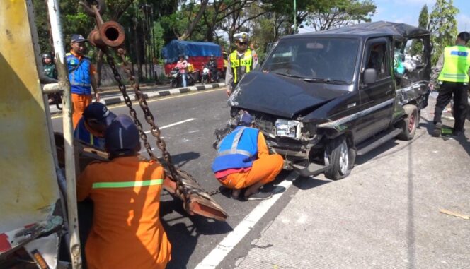 
					LAKA: Kecelakaan beruntun di jalur Malang - Surabaya yang menyebabkan 2 orang meninggal dunia. (foto: Moh. Rois).