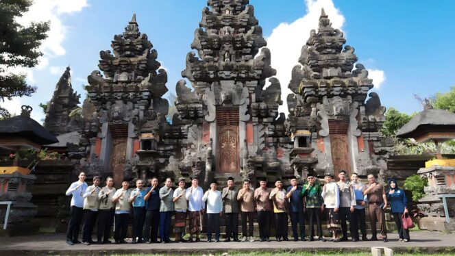 
					BANGGA: Forkopimda Kabupaten Lumajang foto bersama di Pura Mandaragiri Semeru Agung Senduro. (foto: Asmadi)
