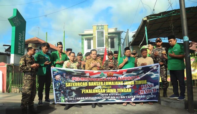 
					NEKAD: PC GP Ansor Lumajang saat melepas Syamhaji yang hendak jalan kaki ke Pekalongan. (foto: Istimewa)