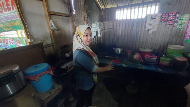 
					Devi, pemilik warung menunjukkan lokasi LPG yang hilang.