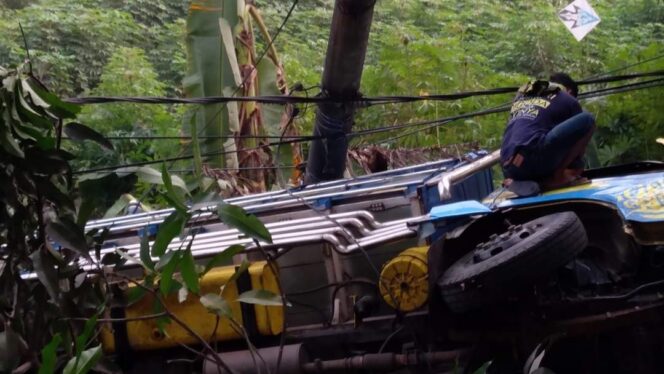 
					LAKA TUNGGAL: Kondisi truk pasca terjungkal ke sawah di Desa Carat, Gempol, Pasuruan. (foto: Moh. Rois)