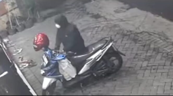 
					Tangkapan layar video yang menunjukkan pria terduga pelaku curanmor.