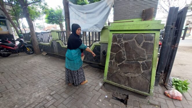 
					Muryati, pedagang menunjukkan lokasi hilangnya motor milik Samsul Arifin.