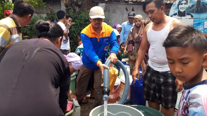 
					Distribusi air oleh BPBD di daerah Kecamatan Besuk pada tahun lalu.
