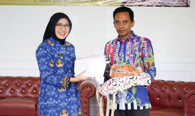 
					CINTA BATIK: Wabup Lumajang, Indah Amperawati, usai membuka pelatihan teknis produksi standarisasi batik. (foto: Asmadi)
