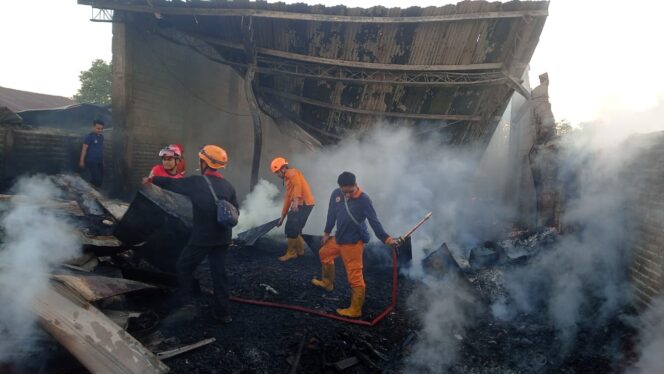 
					PEMBASAHAN: Tim Damkar melakukan pembasahan di lokasi kebakaran. (foto: Moh. Rois)
