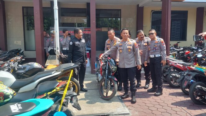 
					Kapolres Probolinggo Kota, ABKP Wadi Sa'bani mengecek motor yang diamankan.