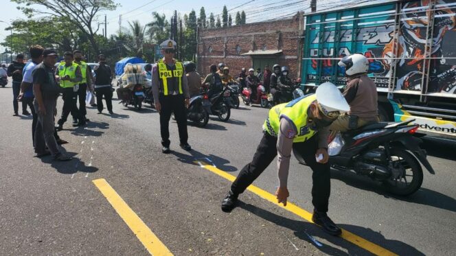 
					OLAH TKP: Unit Laka Satlantas Polres Pasuruan gelar olah TKP di Jlan raya Malang - Surabaya. (foto: Moh. Rois)