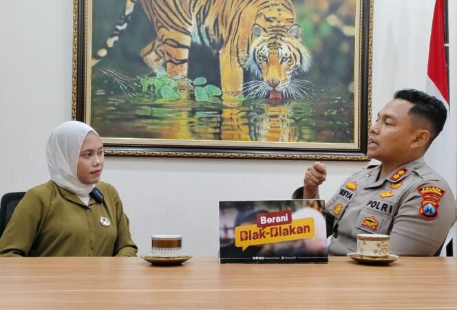 
					RAMAH: Kapolres Probolinggo, AKBP. Teuku Arsya Khadafi, saat berbincang dengan jurnalis PANTURA7.com, Haliza. (foto: Ali Ya'lu)