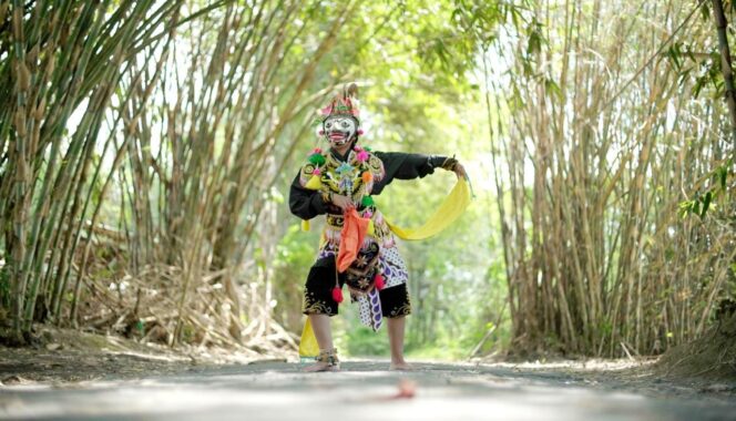 
					SENI: Seorang penari tengah menarikan Tari Topeng Getak Kaliwungu Lumajang. (foto: Asmadi)