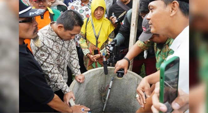 
					CEK SUMUR: Bupati Lumajang, Thoriqul Haq, mengecek sumur milik warga Desa Jatisari, yang sudah tidak menyimpan air. (foto: Asmadi)