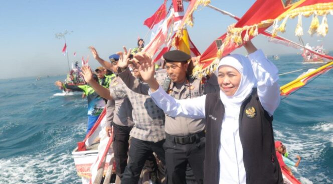 
					TAKJUB: Gubernur Jatim, Khofifah Indar Parawansa, ikut melarung sesaji ke tengah laut. (foto: Ali Ya'lu)