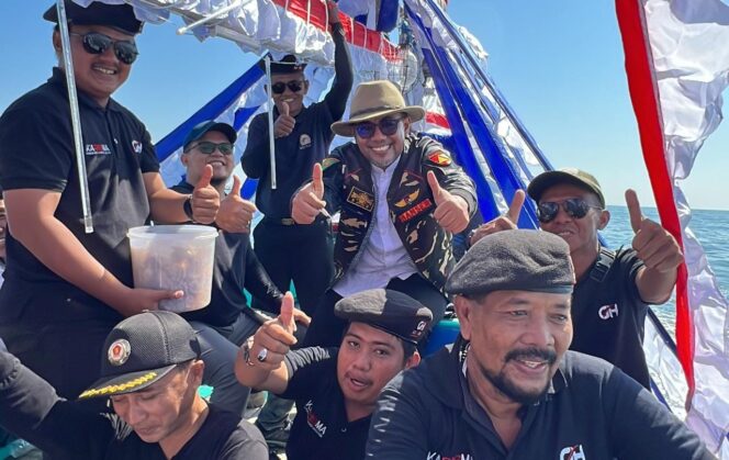 
					GUYUB : Gus Haris (mengenakan pakaian Banser) saat ikut larung sesaji bersama warga Desa Kalibuntu. (foto: Ali Ya'lu)