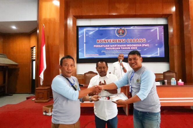 
					TERPILIH: Ketua PWI Pasuruan demisioner, Joko Haryanto, (kiri) menyerahkan mandat organisasi kepada ketua PWI Pasuruan terpilih, Zia Ulhaq. (foto: Kang Ube)