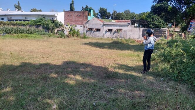 
					Warga menunjukkan bakal lokasi Polsek Kedopok yang akan dibangun.