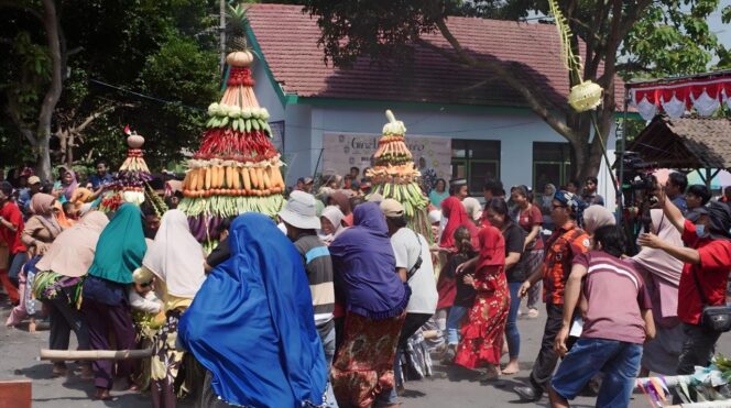 
					DIARAK: Warga Desa Tempeh Kidul saat mengarak gunungan berisi hasil bumi. (foto: Asmadi)