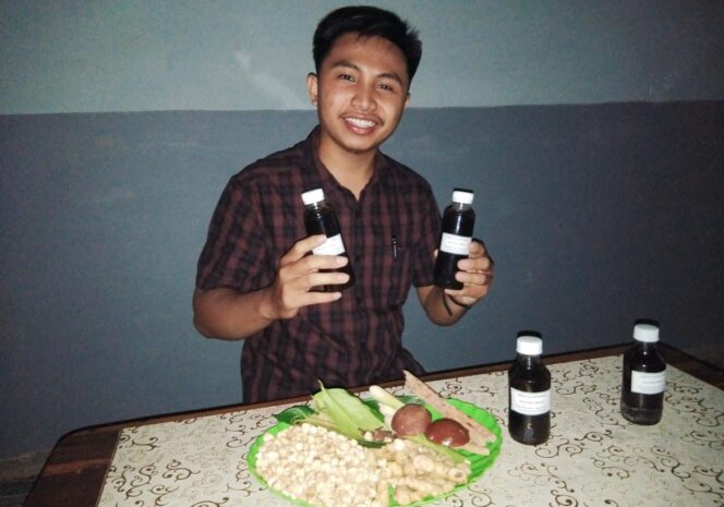 
					INOVATIF: Andri Fahruzi menunjuklan sirup sapulaga produksinya. (foto: Asmadi)