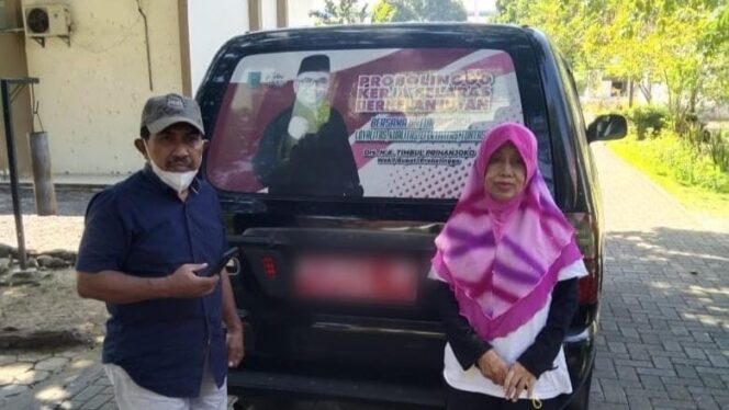 
					Akhmad saat hendak mengantarkan Supriani ke rumahnya di Krucil (Foto: Istimewa).