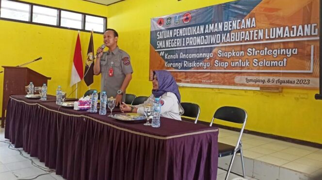 
					SOSIALISASI: Proses sosialisasi program Satuan Pendidikan Aman Bencana (SPAB) di SMA Pronojiwo Lumajang. (foto: Asmadi)