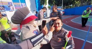 Satlantas Lomba Rias Wajah dengan Mata Tertutup
