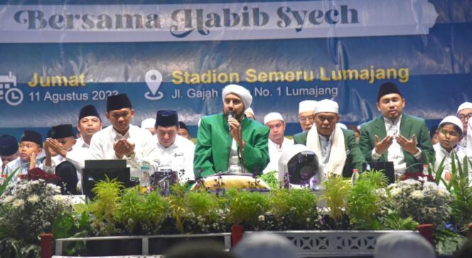 
					SHOLAWATAN: Suasana Sholawat Kemerdekaan yang digelar Pemkab Lumajang. (foto: Asmadi)