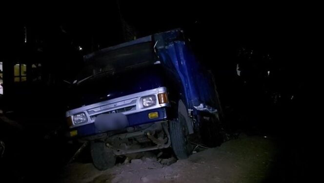 
					KECELAKAAN: Truk pembawa ibu-ibu jamaah sholawatan yang mengalami kecelakaan di Pasuruan. (foto: Moh. Rois)