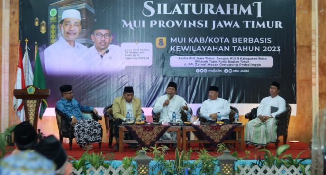 
					SILATURAHMI: Pengurus MUI Jatim saat paparan di GOR Damanhuri Pesantren Zainul Hasan Genggong. (foto: Refky Adnan).
