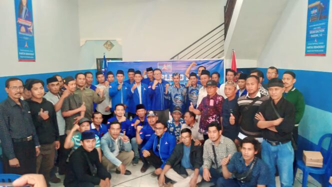
					SOLID: Pengurus dan kader DPC Partai Demokrat Kabupaten Probolinggo. (foto: dok)