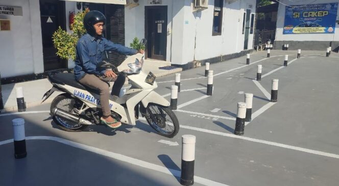 
					UJIAN: Seorang pemohon SIM C sedang praktek ujian di Satpas Satlantas Polres Pasuruan Kota. (foto: Moh. Rois)