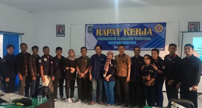 
					SOLID: Karang Taruna Kab. Lumajang saat menggelar rapat kerja beberapa waktu lalu. (foto: Asmadi)
