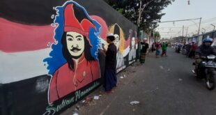 Peringati Kemerdekaan, Puluhan Santri Lukis Mural Wajah Pahlawan 