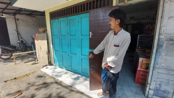 
					Mufid pemilik motor menunjukkan lokasi hilangnya motor miliknya.