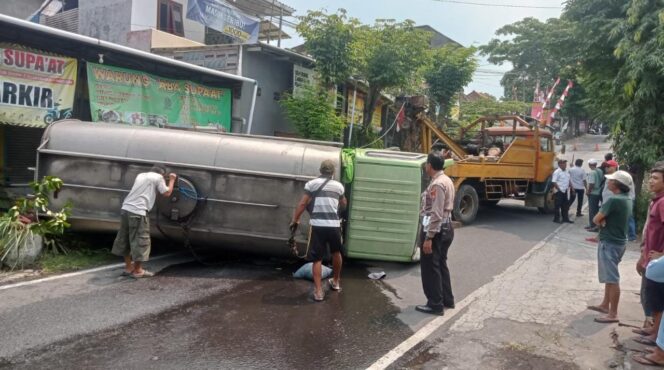 
					LAKA TUNGGAL: Truk tangki air terguling pasca alami kecelakaan tunggal di Pandaan. (foto: Moh. Rois)