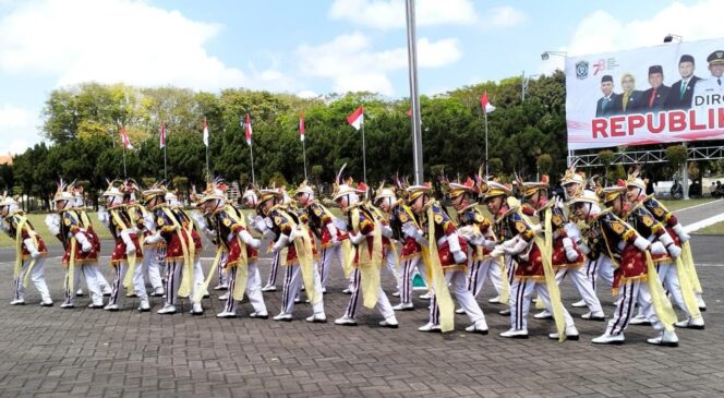 
					ATRAKTIF: Puluhan polisi cilik saat atraksi dalam upacara bendera di Alun-alun Lumajang. (foto: Asmadi)