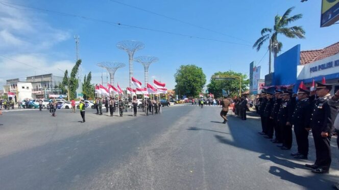 
					SAKRAL: Forkopimda dan pengguna jalan di Kota Probolinggo hormat bendera Merah Putih.