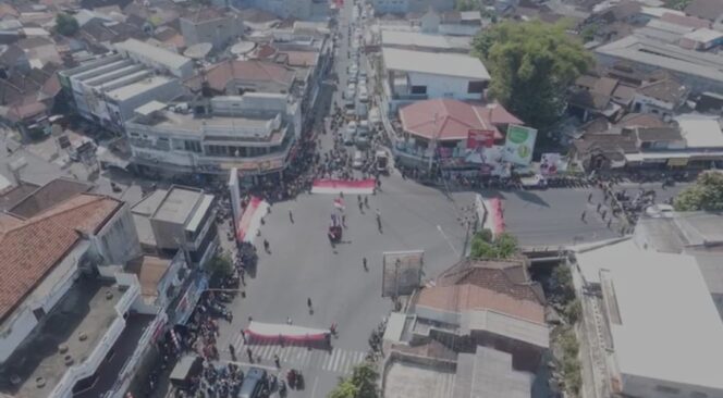 
					KHIDMAD: Suasana upacara bendera di simpang 4 Pandaan, Pasuruan. (foto: Moh. Rois)