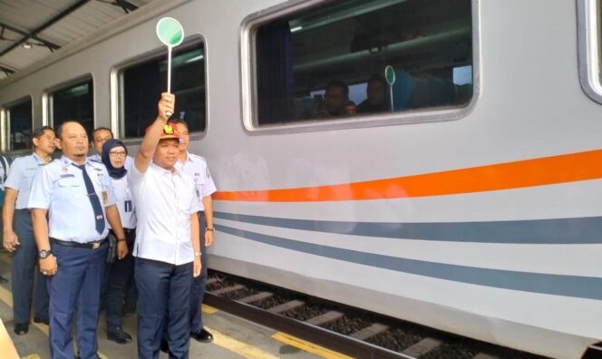 
					ISTIMEWA: Bupati Lumajang saat meresmikan pemberhentian Kereta Api di Stasiun Klakah. (foto: Asmadi)